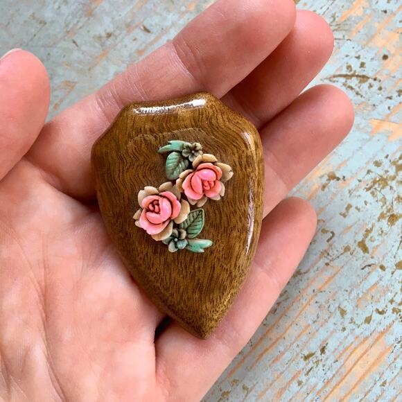 Vintage 1940s Art Nouveau Celluloid Rose Floral Wooden Shield Brooch - Picture 2 of 6